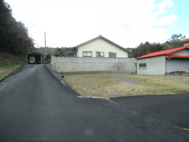 津山市宮部下　売土地97.7坪の前面道路含む現地写真