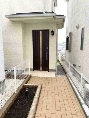 【エントランス】 | 白幡向町戸建 | 清潔なエントランスです