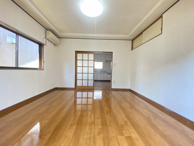 【洋室】 | 祇園4丁目戸建 | リビングにもなる洋室８帖です