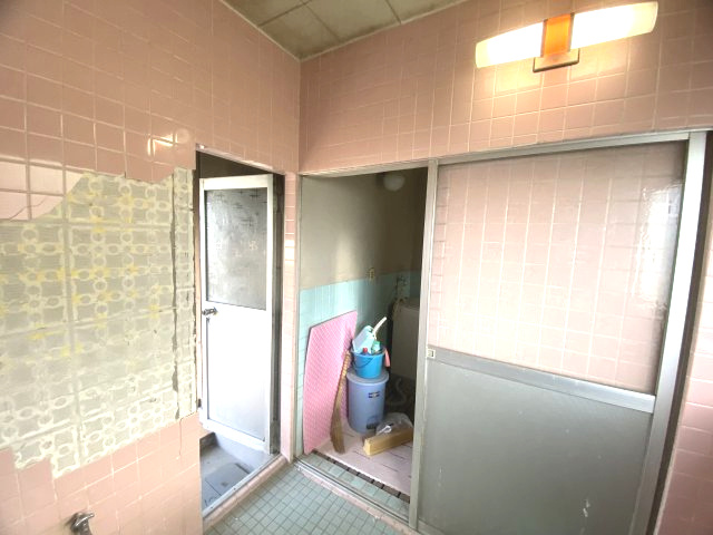 斐川町上庄原　戸建ての浴室|１F　壁タイル貼り劣化