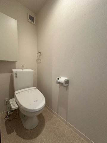 【トイレ】 | エアリーズ | トイレは温水洗浄便座付き♪人気のバストイレ別です♪小物を置ける便利な棚やタオルハンガーも付いています☆