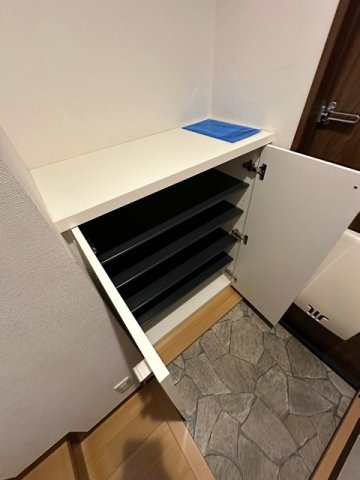 【玄関】 | エアリーズ | シューズボックスがあるので靴が散らからずいつでも玄関すっきり♪上に写真やかわいい小物を置けるので、玄関を華やかに飾れますね☆
