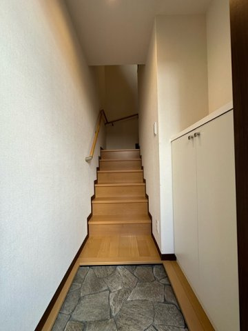 【玄関】 | エアリーズ | 玄関から室内への景観です！階段を上がると、右手にトイレ、左手に洗面所とバスルームがあります☆