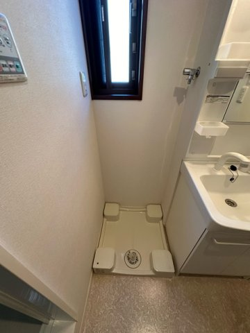 【設備】 | エアリーズ | 洗面所にある室内洗濯機置き場です♪防水パンが付いているので万が一の漏水にも安心です！洗面所には小窓があるので湿気対策もOK！