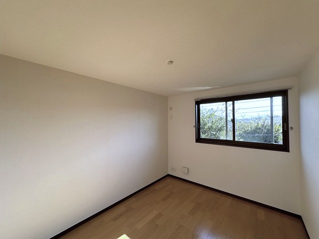 【洋室】 | エアリーズ | 南西向き洋室6帖☆リビングダイニングキッチンから繋がるお部屋です！ベッドを置いて寝室にするのもオススメです☆