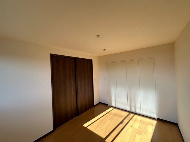 【寝室】 | エアリーズ | 南西向き洋室6帖☆ウォークインクローゼットがあります♪お洋服の多い方もお部屋が片付いて快適に過ごせますね☆