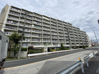 【外観】 | 総戸数１０２戸、昭和４８年５月築、管理人は日勤勤務につき管理体制良好です♪