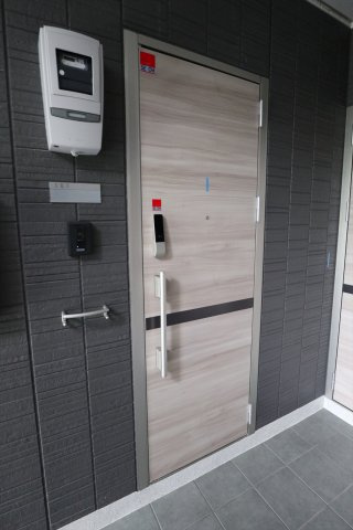 アネシス寺家A・B　A棟のエントランス