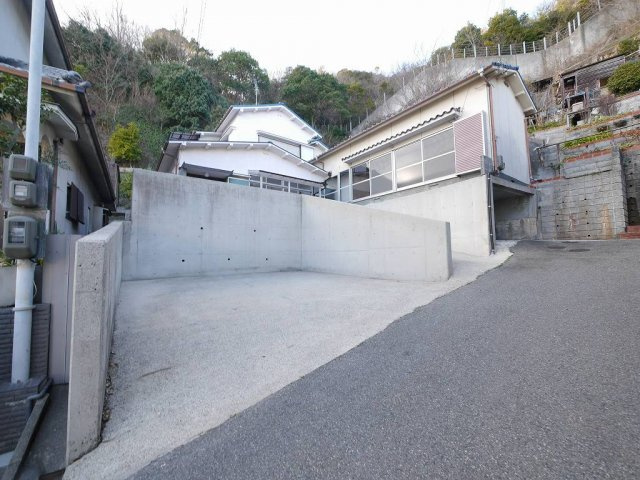 禅昌寺町１丁目貸家の駐車場|カースペースがあります