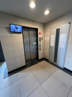 【その他共用部分】 | クリスタルグランツ大阪センターＳｔ． | エレベーターは防犯カメラが付いているので、安心です♪