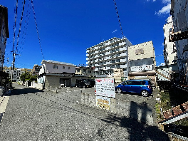 塚本モータープールの外観