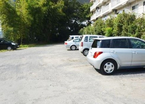あきる野市牛沼の賃貸マンションの駐車場