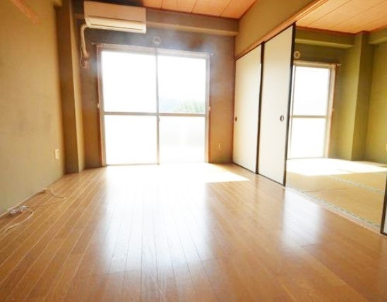 あきる野市牛沼の賃貸マンションの居間・リビング