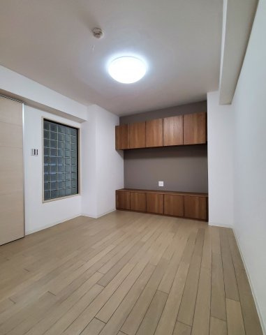 イーストアベニューの居間・リビング|洋室10.8帖（2階部分）テレビボード付き