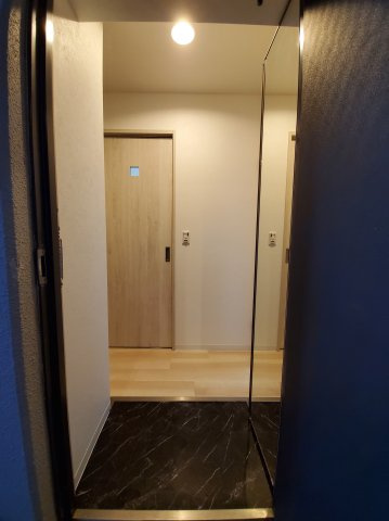 イーストアベニューの玄関|鏡付シューズボックスあり