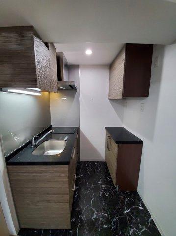 イーストアベニューのキッチン|IHクッキングヒーターの収納充実なシステムキッチン