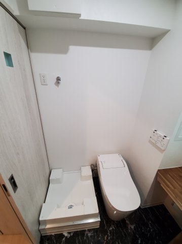 イーストアベニューのトイレ|洗面化粧台、トイレ、室内洗濯機置き