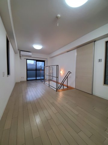 イーストアベニューの内装|洋室10.8帖（2階部分）