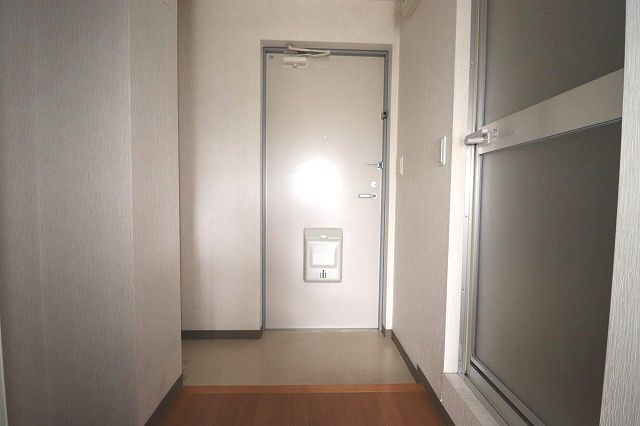 センチュリービルの玄関|収納もある玄関です