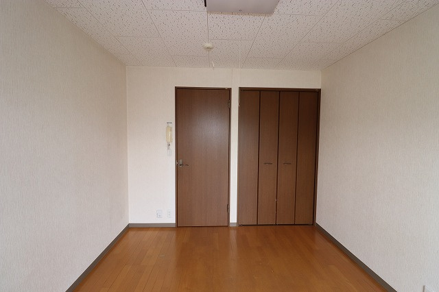 センチュリービルの洋室|落ち着いた色調の洋室です