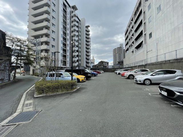 アソシア諏訪野テラスの駐車場