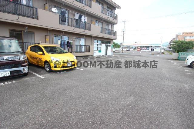 とまとマンションの駐車場|駐車場に車を止められます