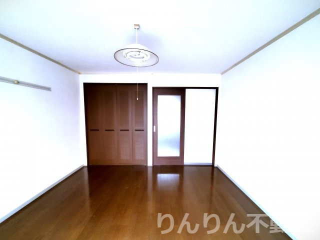 【居間・リビング】 | セジュール南昭和 | こちらの居間で趣味の時間をお楽しみください