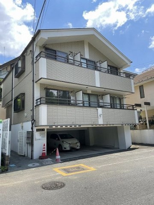 【外観】 | クレセント・T | 小田急線「鶴川」駅まで徒歩圏内！鉄骨鉄筋コンクリート造の3階建てマンションです♪通勤通学はもちろん、お買い物やお出かけにもGood☆