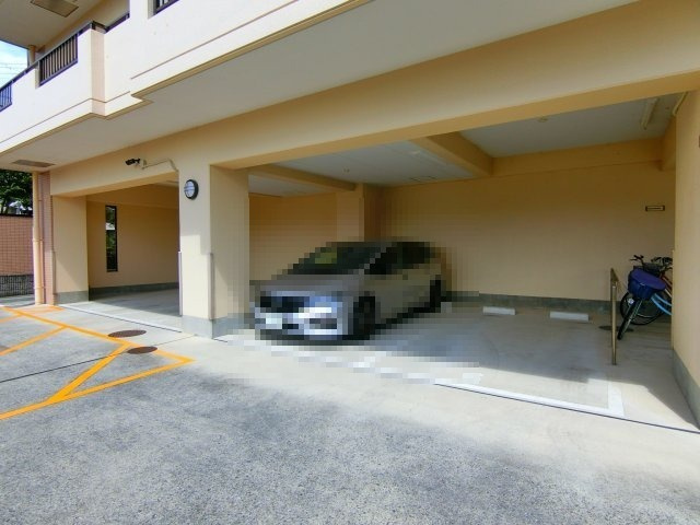 エルファミーレ富田林の駐車場