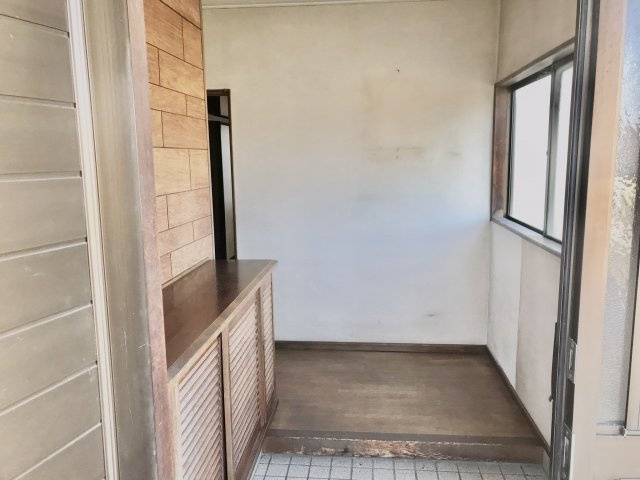 倉庫付き住宅　静岡市駿河区西脇のエントランス|玄関入り口です。玄関は２階にございます。