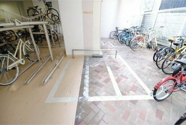 BRAVI南堀江の駐車場