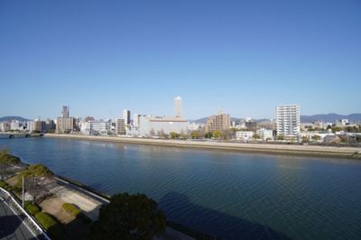 【展望】 | ハイム永田（リノベ済） | 【リバービュー】
本物件のバルコニーからは、本安川の景色を臨むことができます。
リバーバンクは整備された遊歩道となっており、ワンちゃんのお散歩コースにも最適です！
桜が咲く季節の景色も見事です。