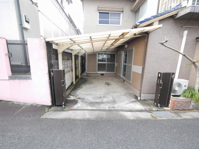 魚住町清水貸家の駐車場