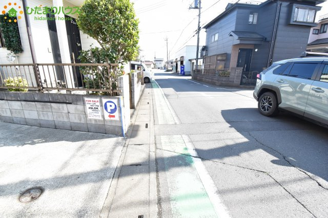 北本市中丸4丁目　中古一戸建ての前面道路含む現地写真