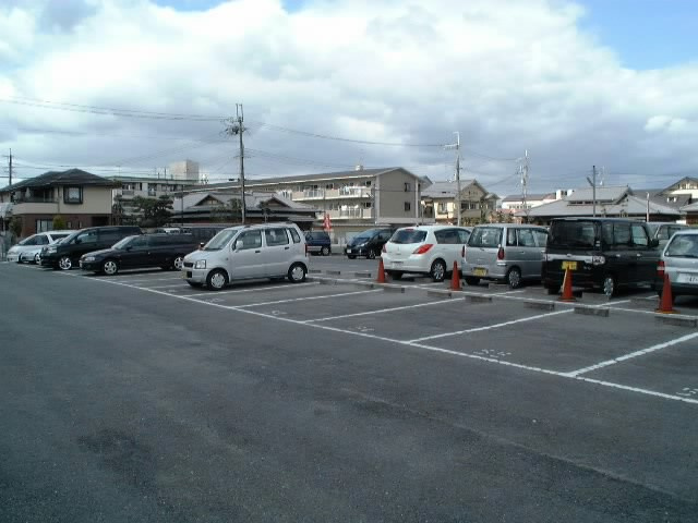 中井モータープールの外観