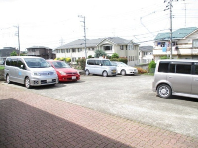 【駐車場】 | 宮崎台ジョイガーデン | いつでも目の届く敷地内に駐車場があります♪お車をお持ちのファミリーさんにオススメです☆