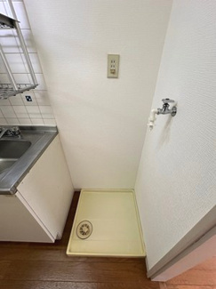 【展望】 | キッチン横にある室内洗濯機置き場です♪防水パンが付いているので万が一の漏水にも安心です！