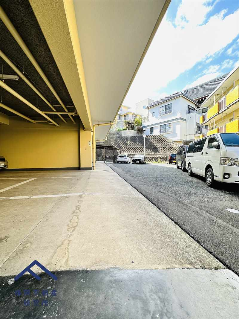 オリエントハイツ小笹A棟の駐車場