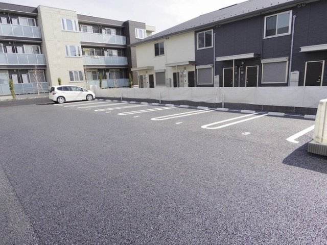 Grand Rise Tsukuba E棟の駐車場