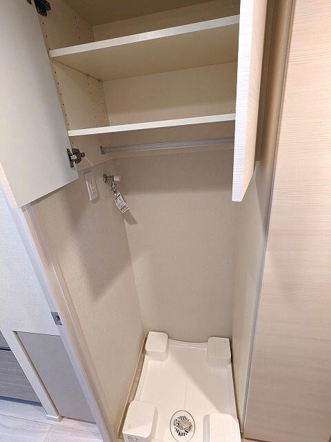 プライムアーバン浅草田原町の設備|洗濯機置場の排水口を手前に配置し、更に足高の防水パンでお手入れをしやすくしています