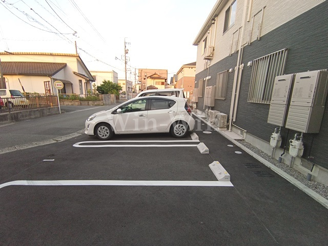 ハピネ吉川の駐車場