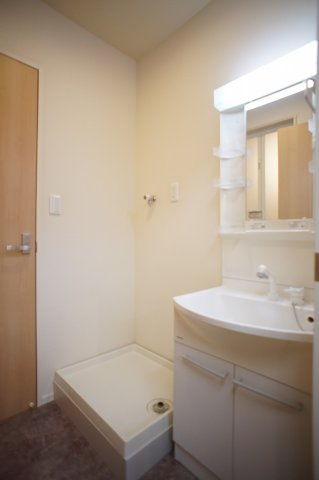 【洗面所】 | メゾン・フレーヌ | 洗髪洗面化粧台のある独立洗面所内です（写真は他室です）