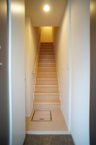 【玄関】 | メゾン・フレーヌ | 内階段のある玄関です（写真は他室です）