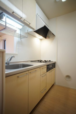 【キッチン】 | メゾン・フレーヌ | 3口ガスコンロ付きシステムキッチンです。対面キッチンです（写真は他室です）