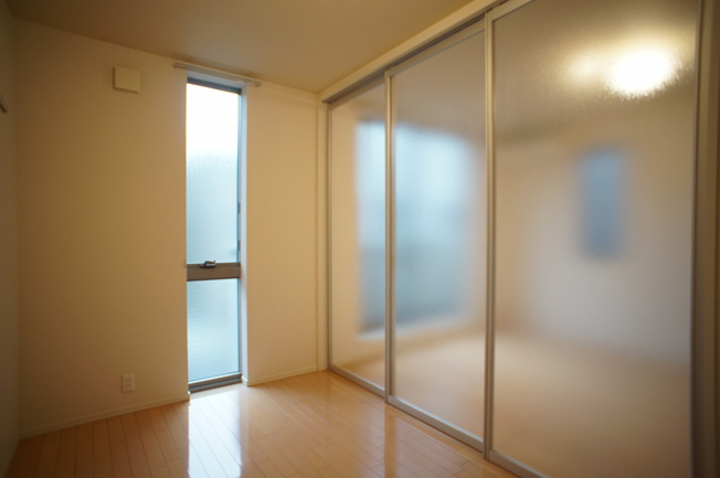 【洋室】 | メゾン・フレーヌ | ２方向から採光が入る洋室内です（写真は他室です）