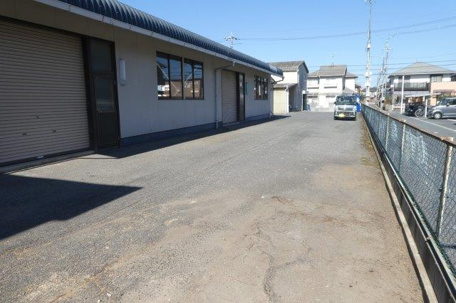 倉敷市中島の倉庫の駐車場