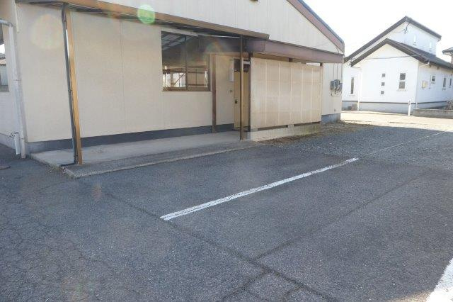倉敷市中島の倉庫の駐車場