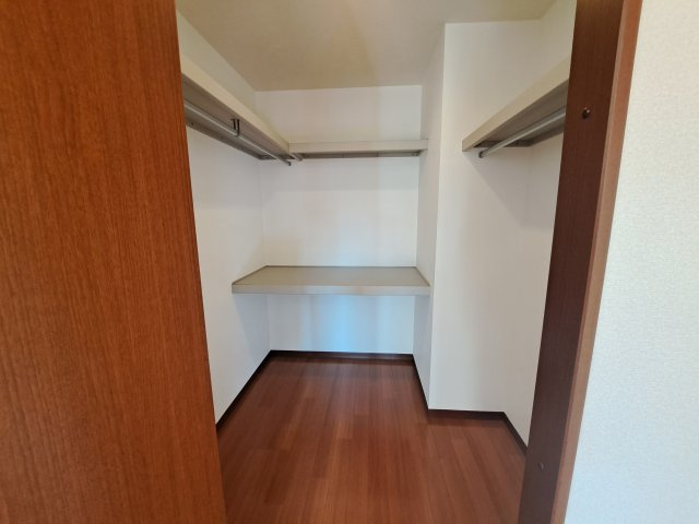 シャルマングルーの洋室