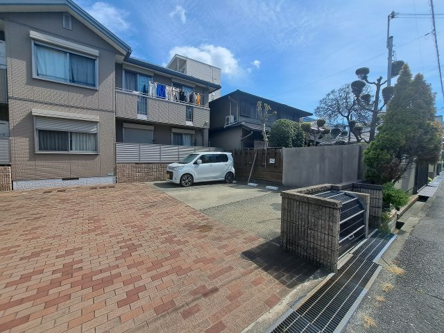 シャルマングルーの駐車場