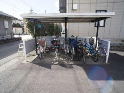 【その他共用部分】 | ラフォーレ・秋桜C | 屋根付きの駐輪場があります♪